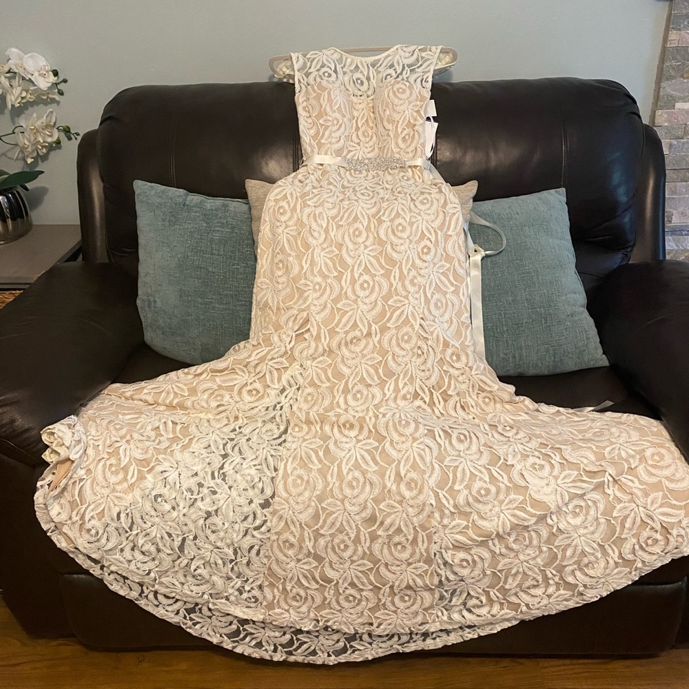 Betis y Adam  wedding dress or party dress or prom. new never worn.